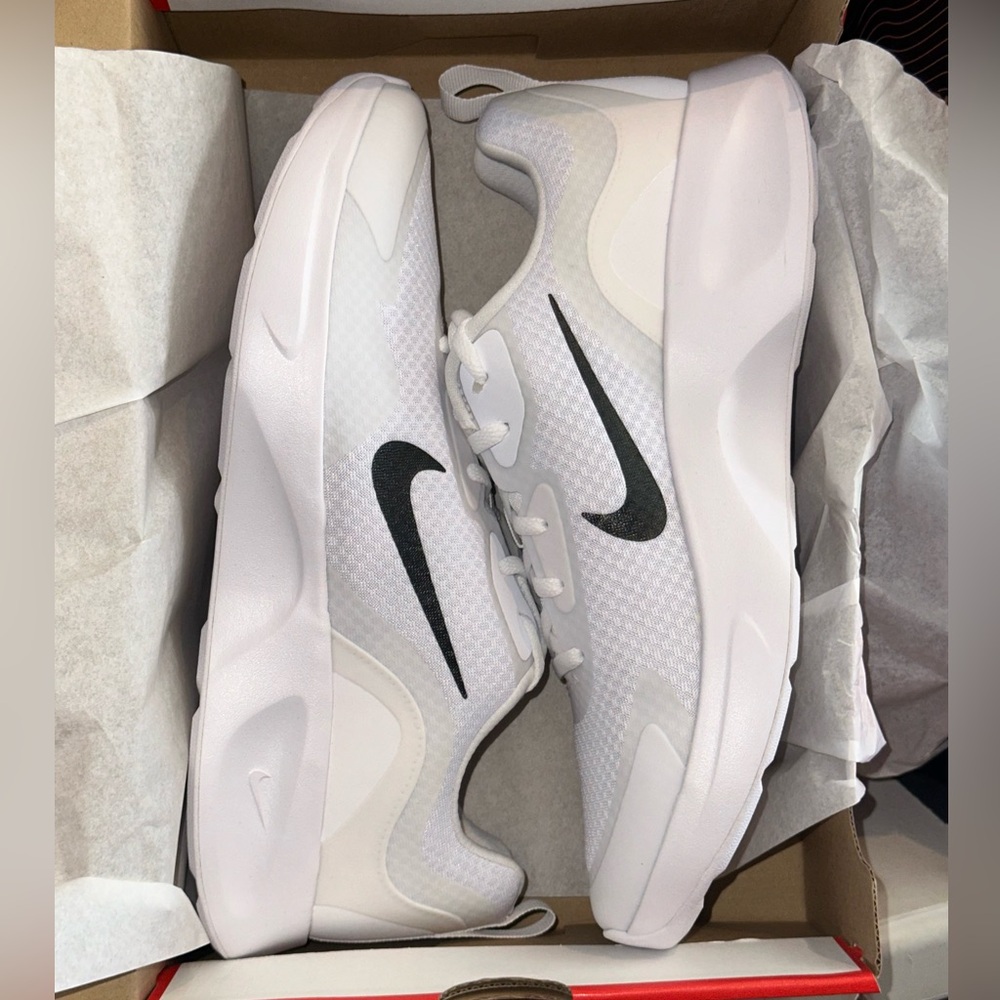 Nike Wearallday Men’s Size 11 US *New with box* White/Black